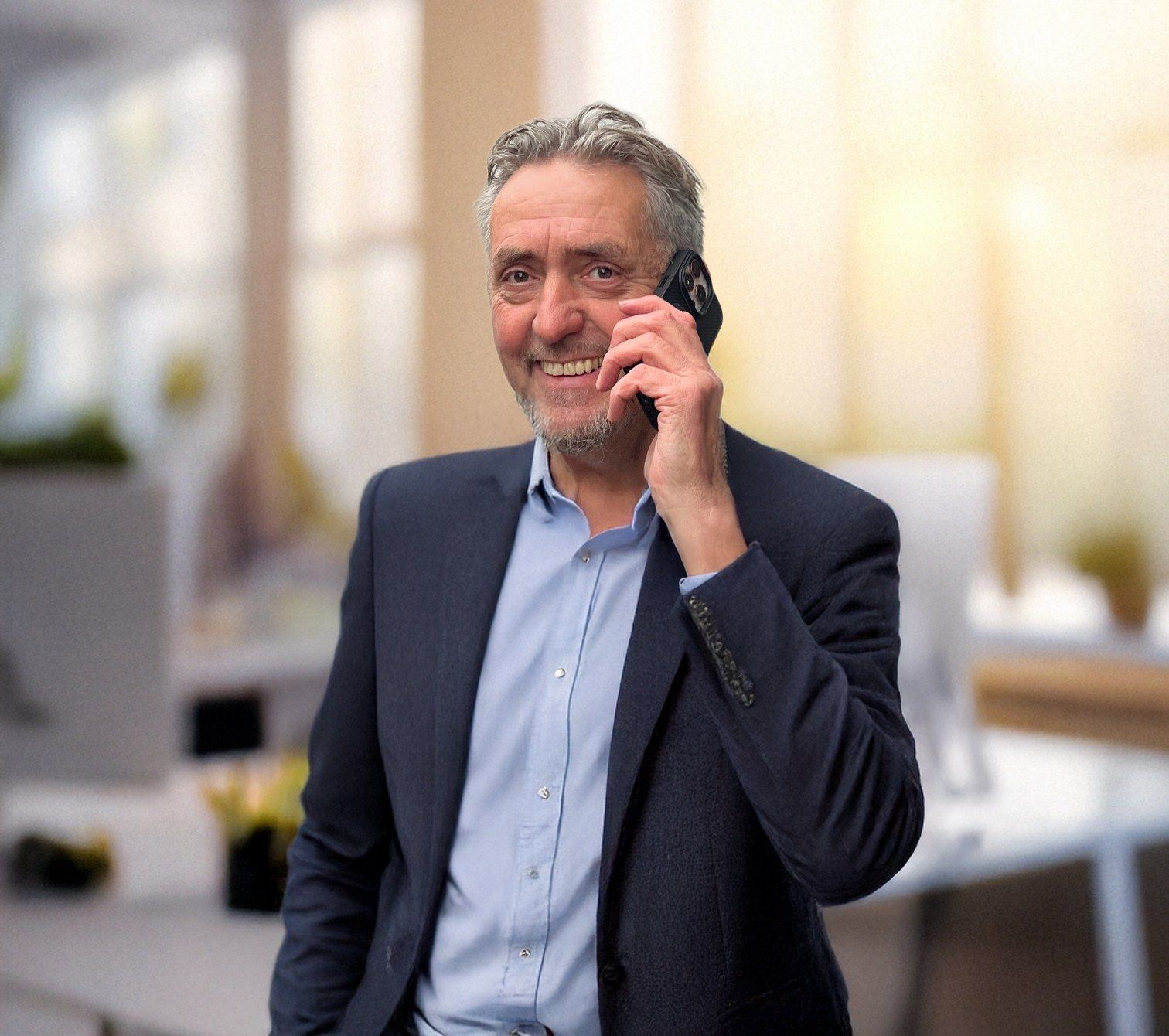 Fred van Nes aan de telefoon met een prospect